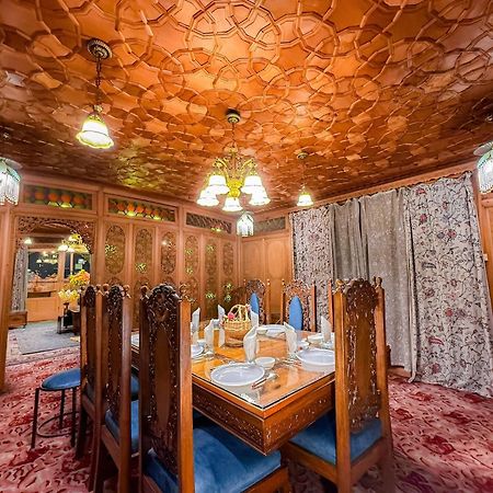 Dilnaaz Group Of Houseboats Hotel Srinagar  Bagian luar foto