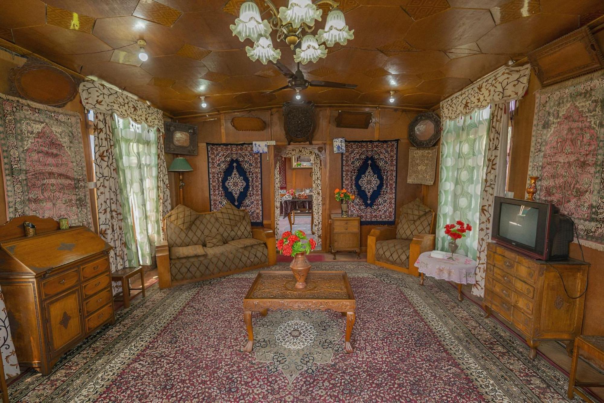 Dilnaaz Group Of Houseboats Hotel Srinagar  Bagian luar foto