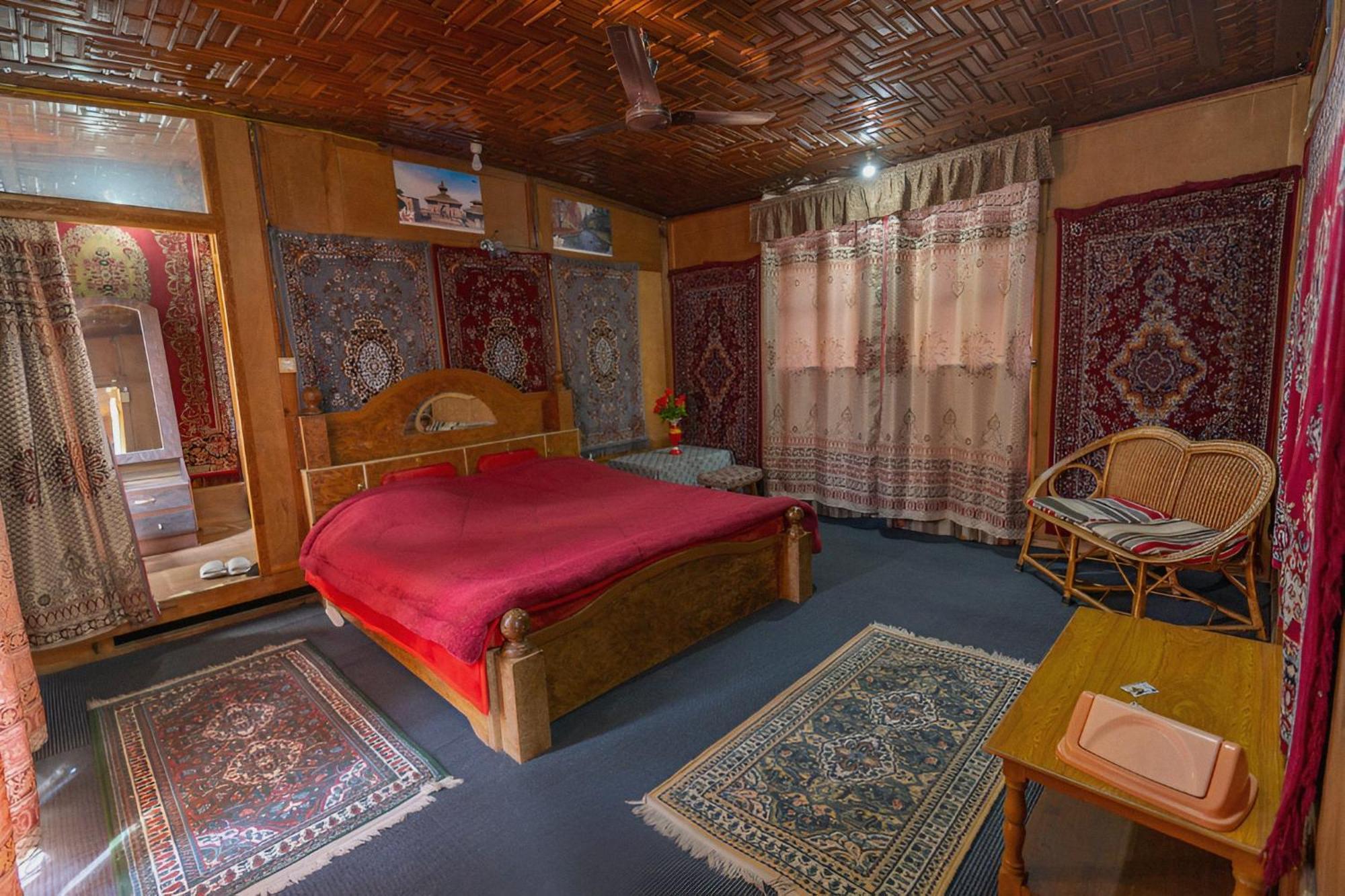 Dilnaaz Group Of Houseboats Hotel Srinagar  Bagian luar foto