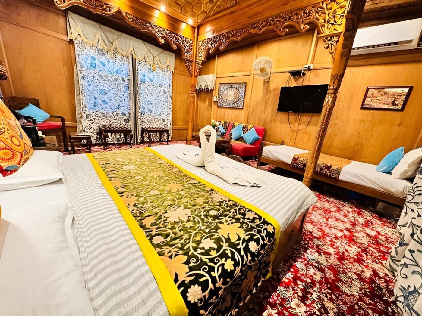 Dilnaaz Group Of Houseboats Hotel Srinagar  Bagian luar foto