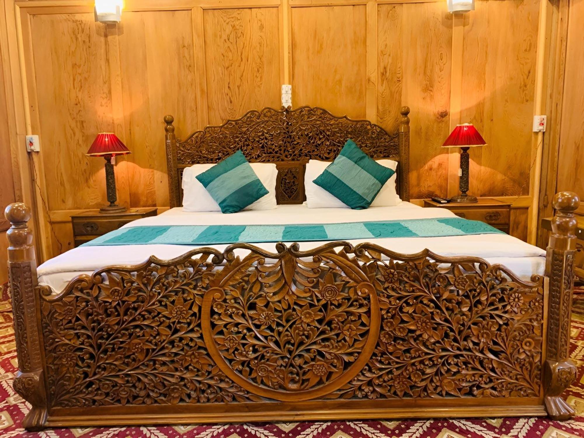 Dilnaaz Group Of Houseboats Hotel Srinagar  Bagian luar foto