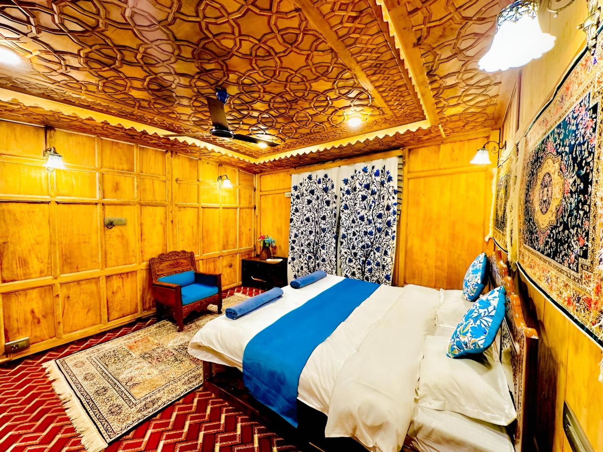 Dilnaaz Group Of Houseboats Hotel Srinagar  Bagian luar foto