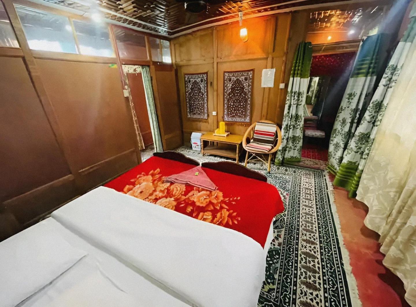 Dilnaaz Group Of Houseboats Hotel Srinagar  Bagian luar foto