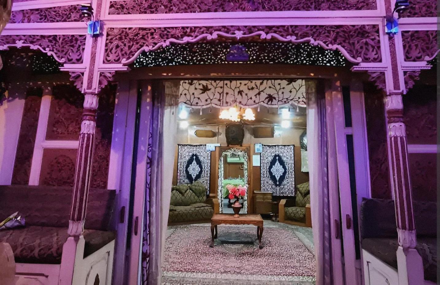 Dilnaaz Group Of Houseboats Hotel Srinagar  Bagian luar foto