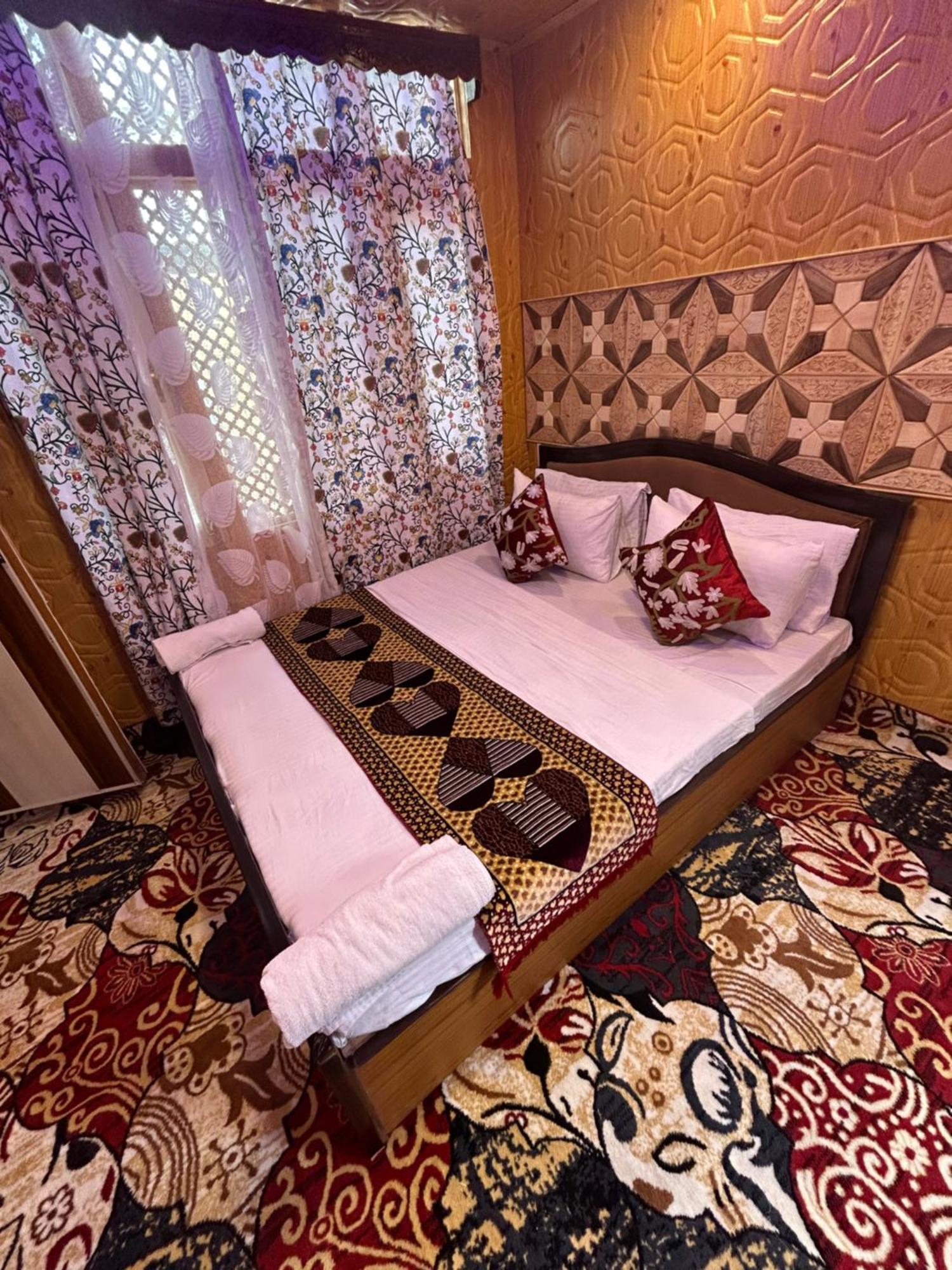 Dilnaaz Group Of Houseboats Hotel Srinagar  Bagian luar foto