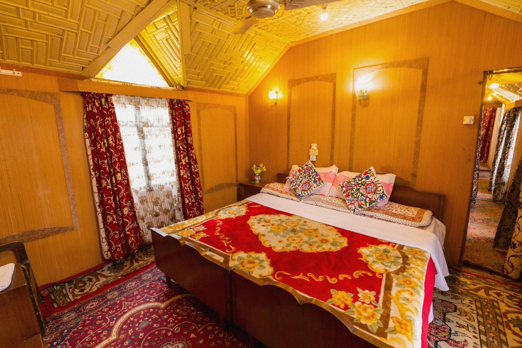 Dilnaaz Group Of Houseboats Hotel Srinagar  Bagian luar foto