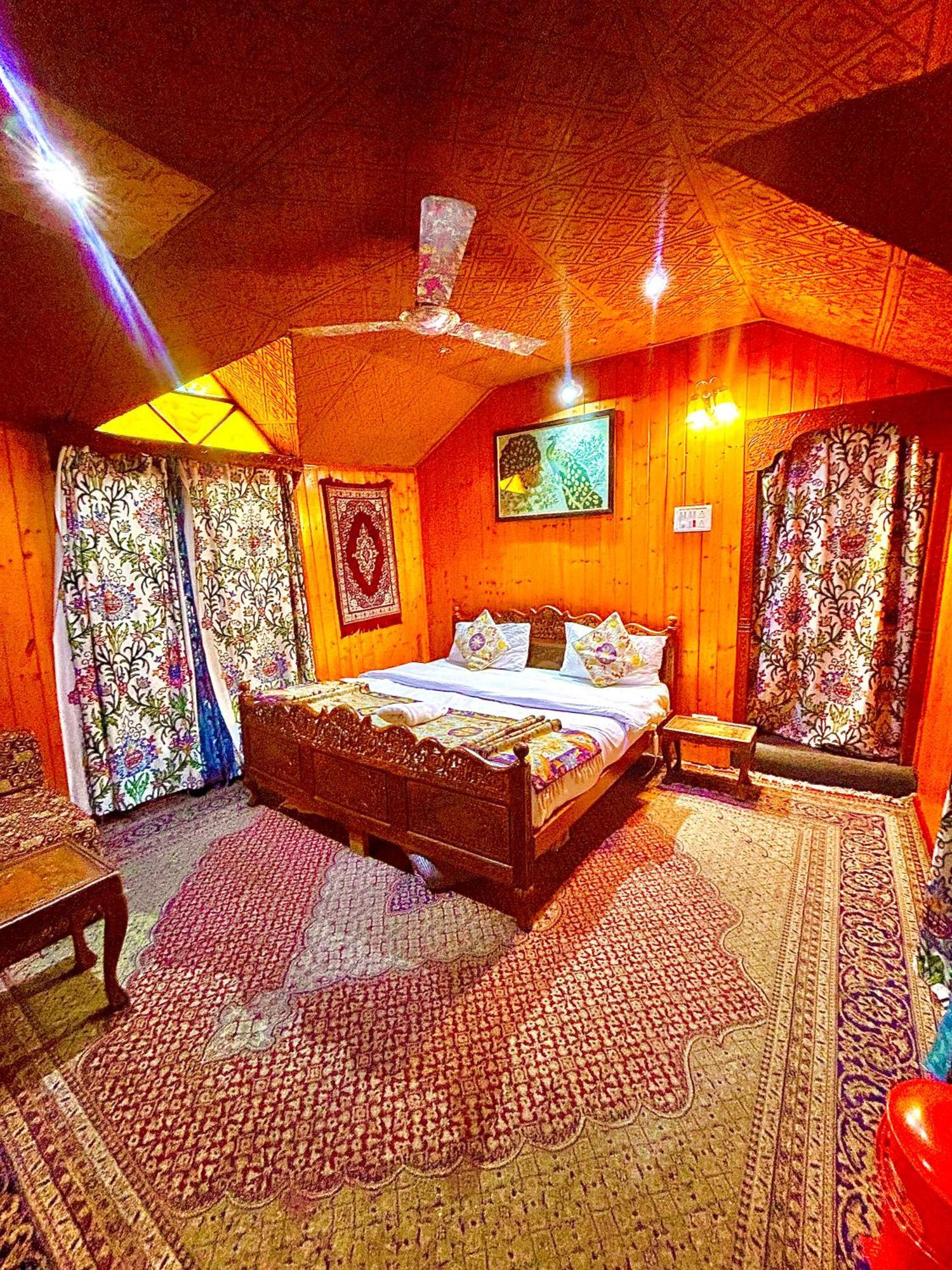 Dilnaaz Group Of Houseboats Hotel Srinagar  Bagian luar foto