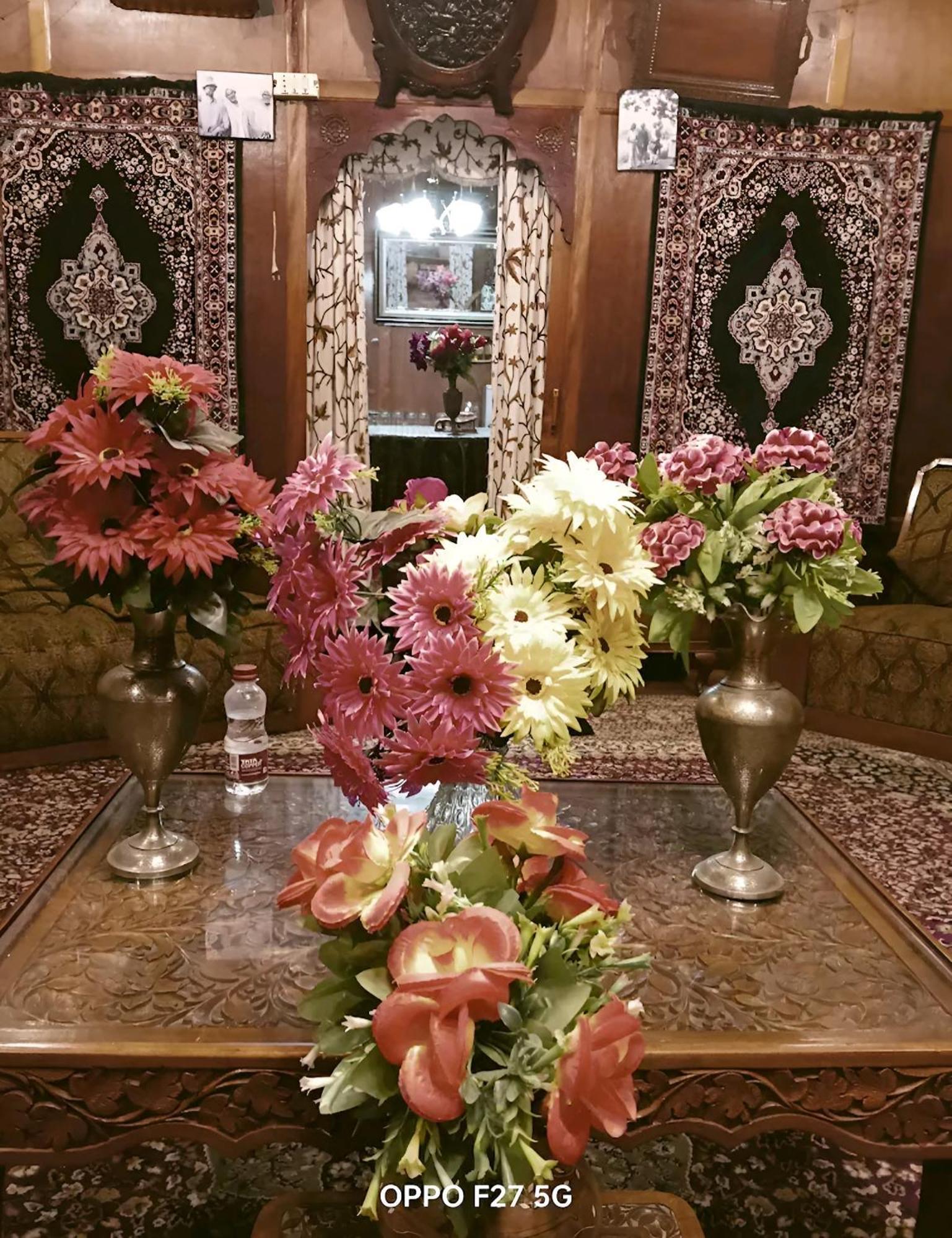 Dilnaaz Group Of Houseboats Hotel Srinagar  Bagian luar foto