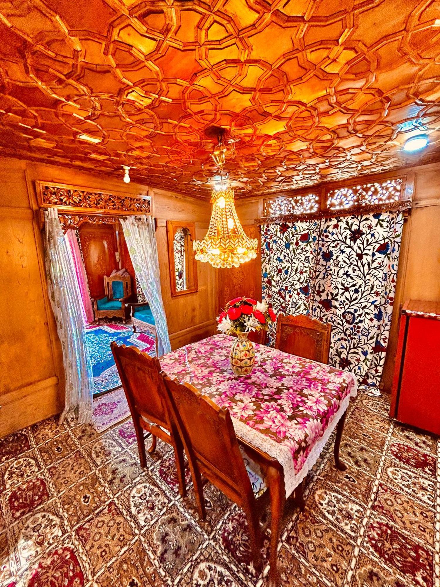 Dilnaaz Group Of Houseboats Hotel Srinagar  Bagian luar foto