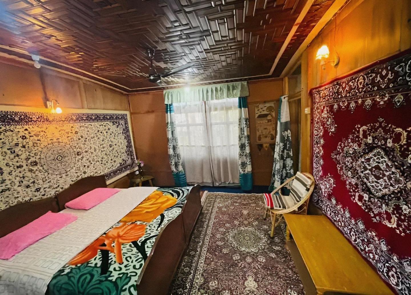 Dilnaaz Group Of Houseboats Hotel Srinagar  Bagian luar foto
