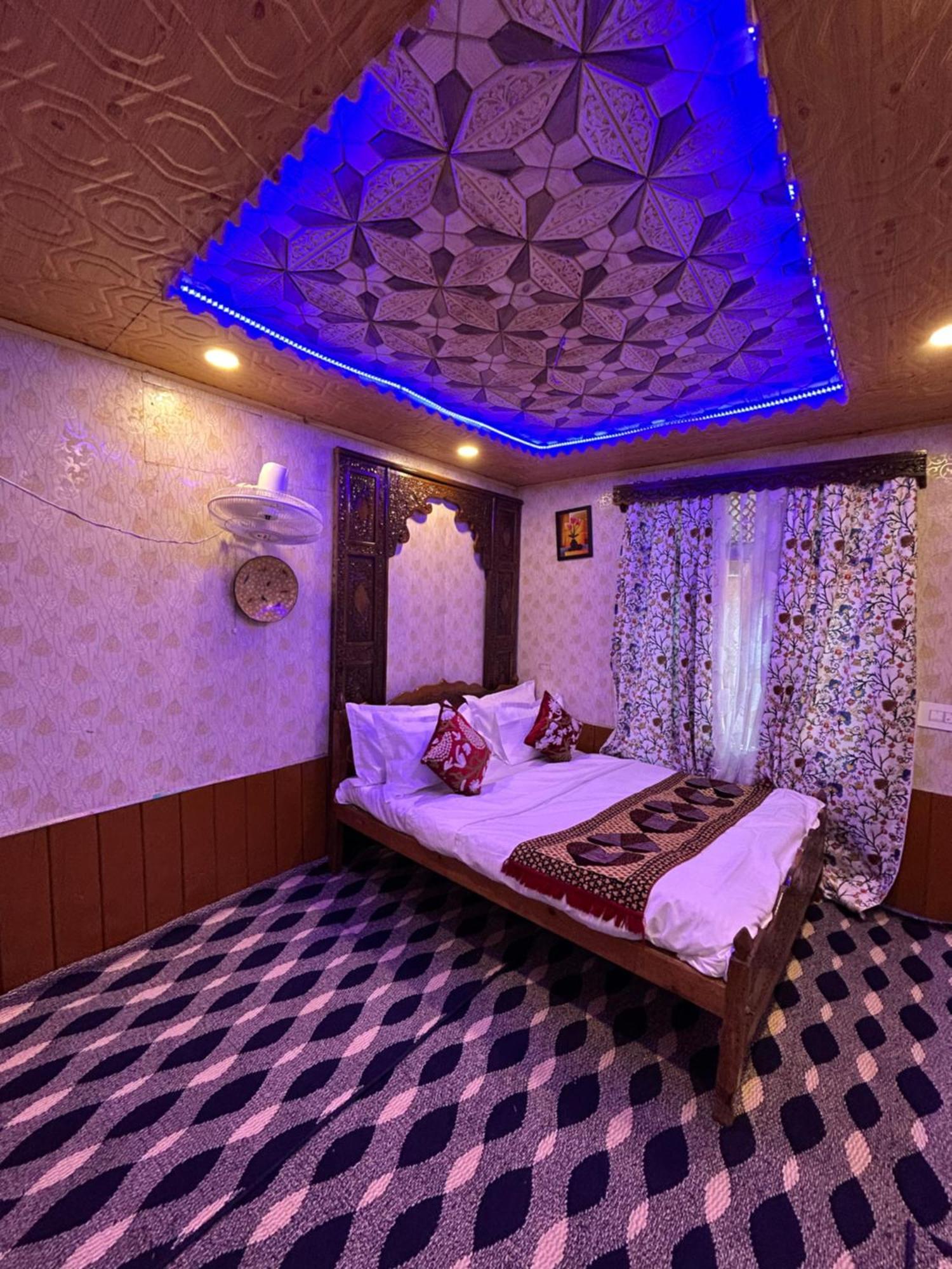 Dilnaaz Group Of Houseboats Hotel Srinagar  Bagian luar foto
