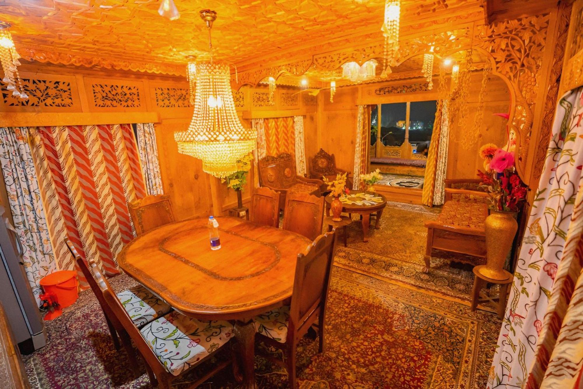 Dilnaaz Group Of Houseboats Hotel Srinagar  Bagian luar foto