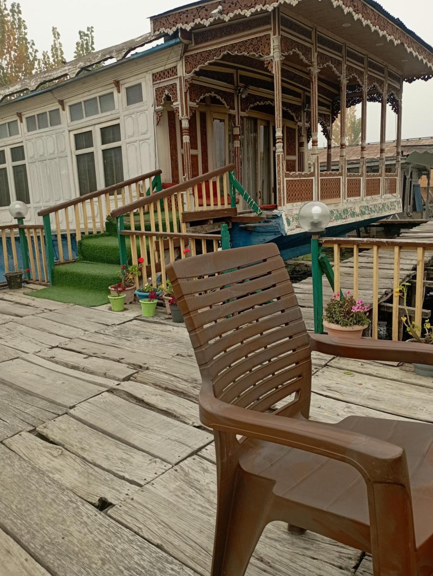 Dilnaaz Group Of Houseboats Hotel Srinagar  Bagian luar foto