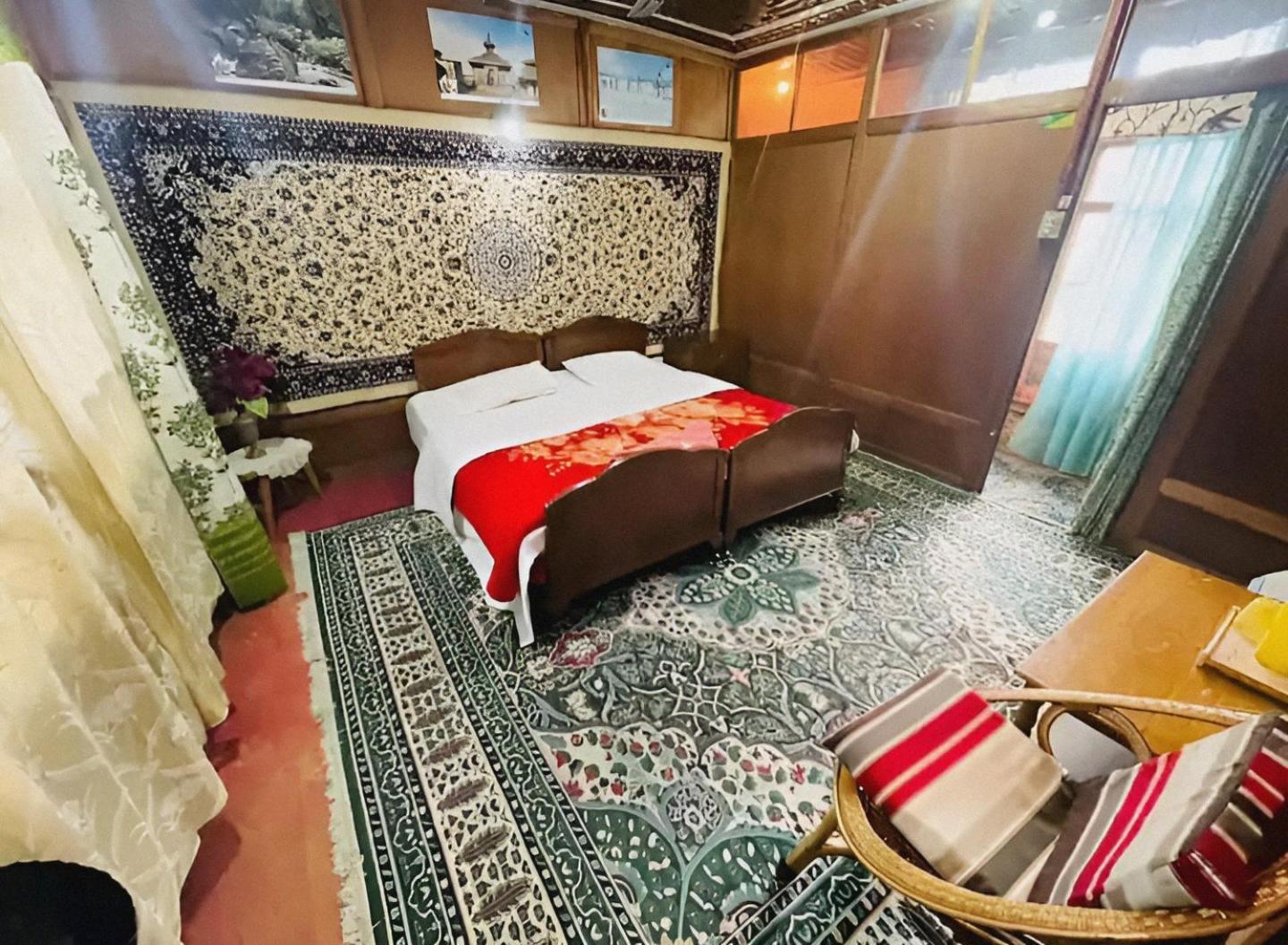 Dilnaaz Group Of Houseboats Hotel Srinagar  Bagian luar foto