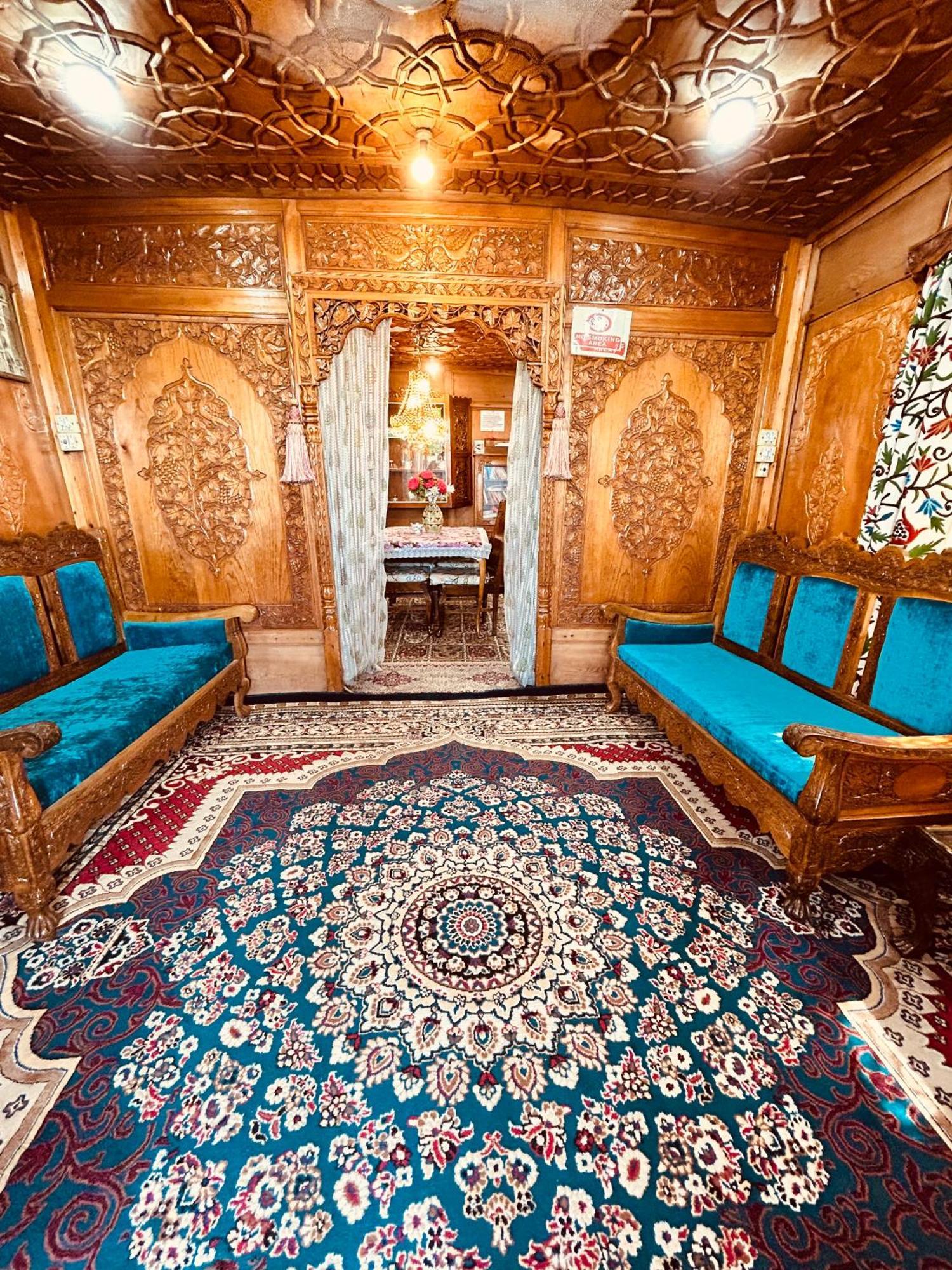 Dilnaaz Group Of Houseboats Hotel Srinagar  Bagian luar foto