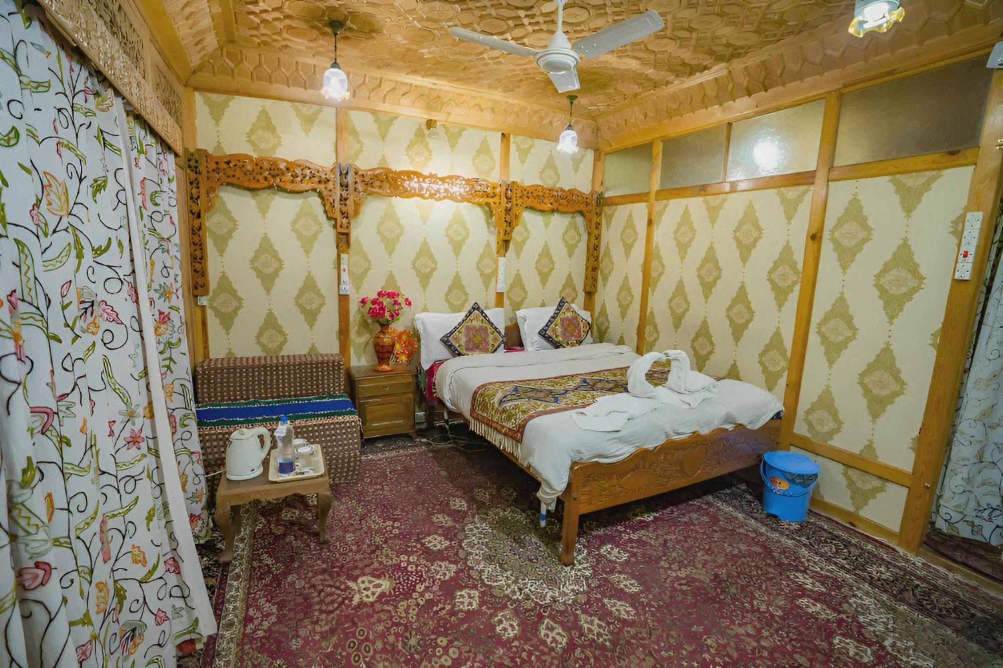 Dilnaaz Group Of Houseboats Hotel Srinagar  Bagian luar foto