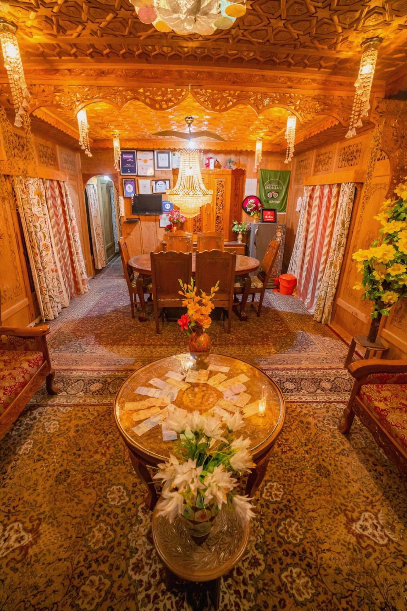 Dilnaaz Group Of Houseboats Hotel Srinagar  Bagian luar foto