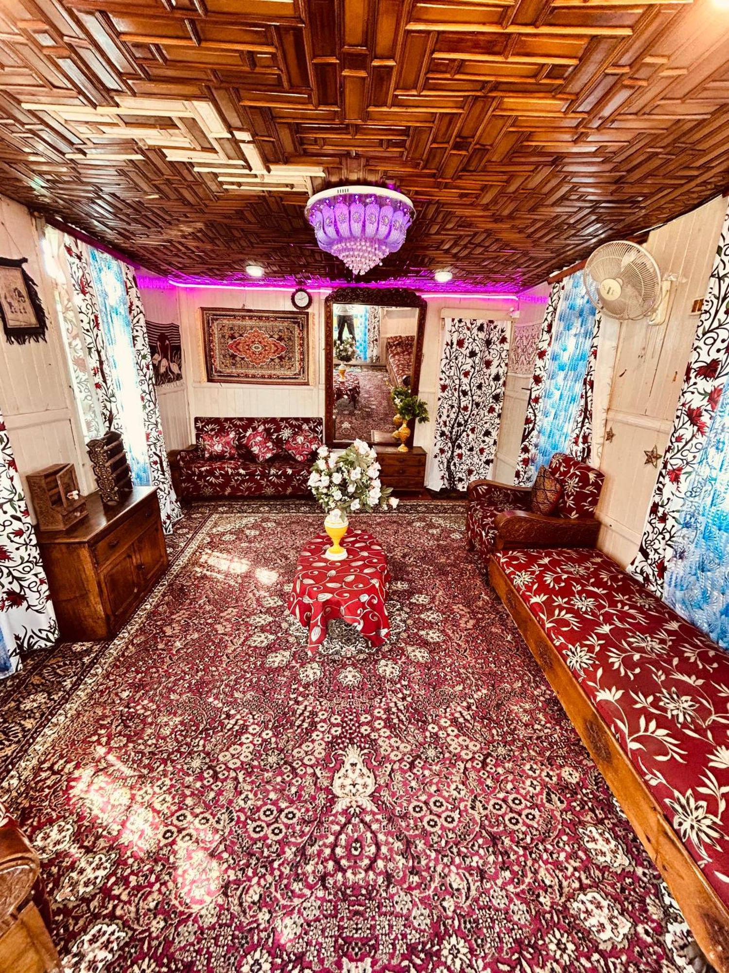 Dilnaaz Group Of Houseboats Hotel Srinagar  Bagian luar foto