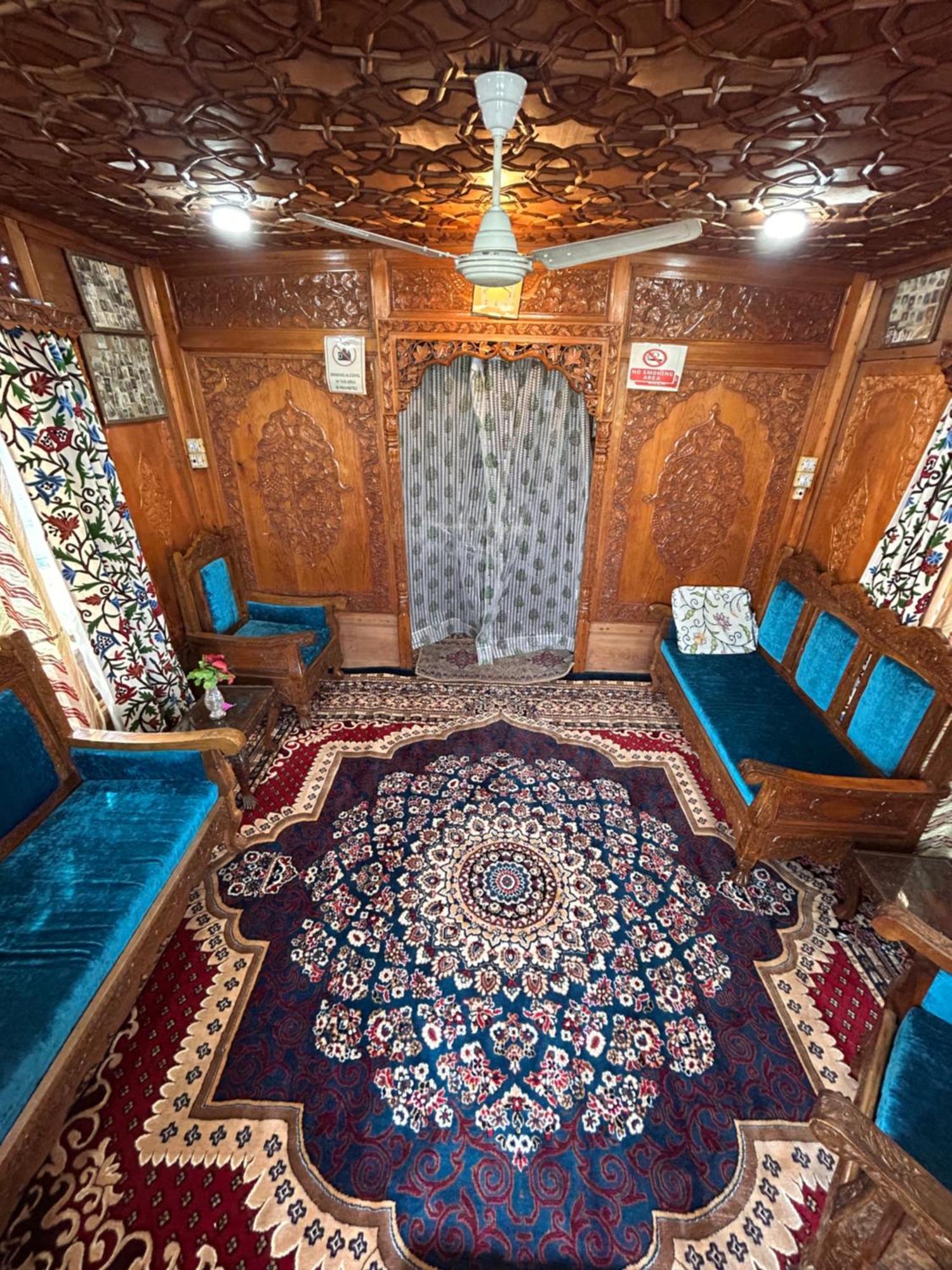 Dilnaaz Group Of Houseboats Hotel Srinagar  Bagian luar foto