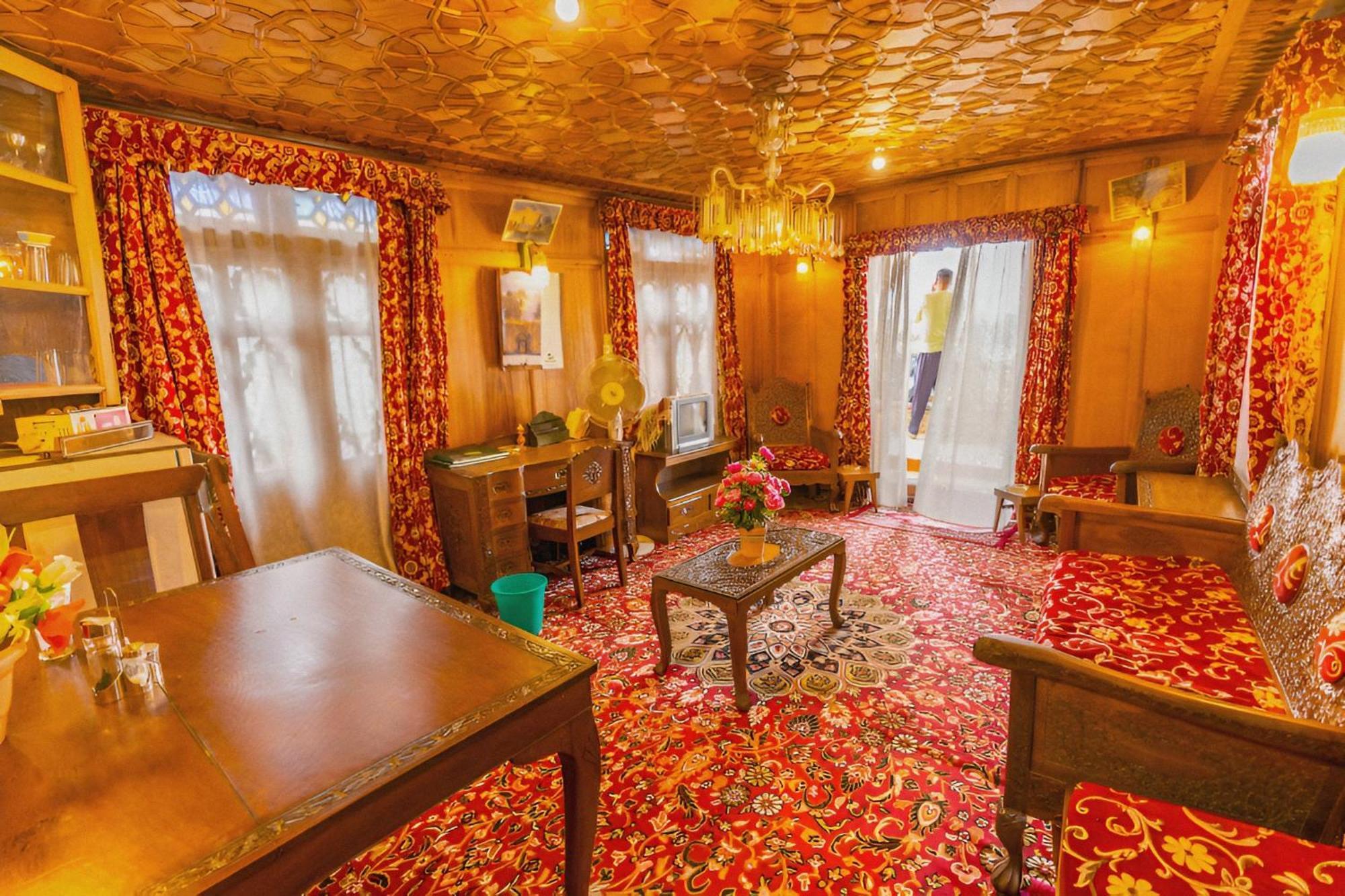 Dilnaaz Group Of Houseboats Hotel Srinagar  Bagian luar foto