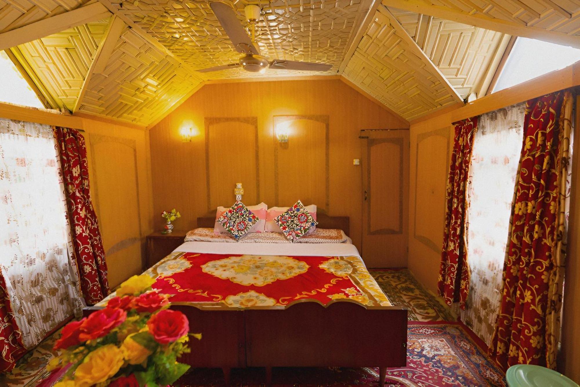 Dilnaaz Group Of Houseboats Hotel Srinagar  Bagian luar foto