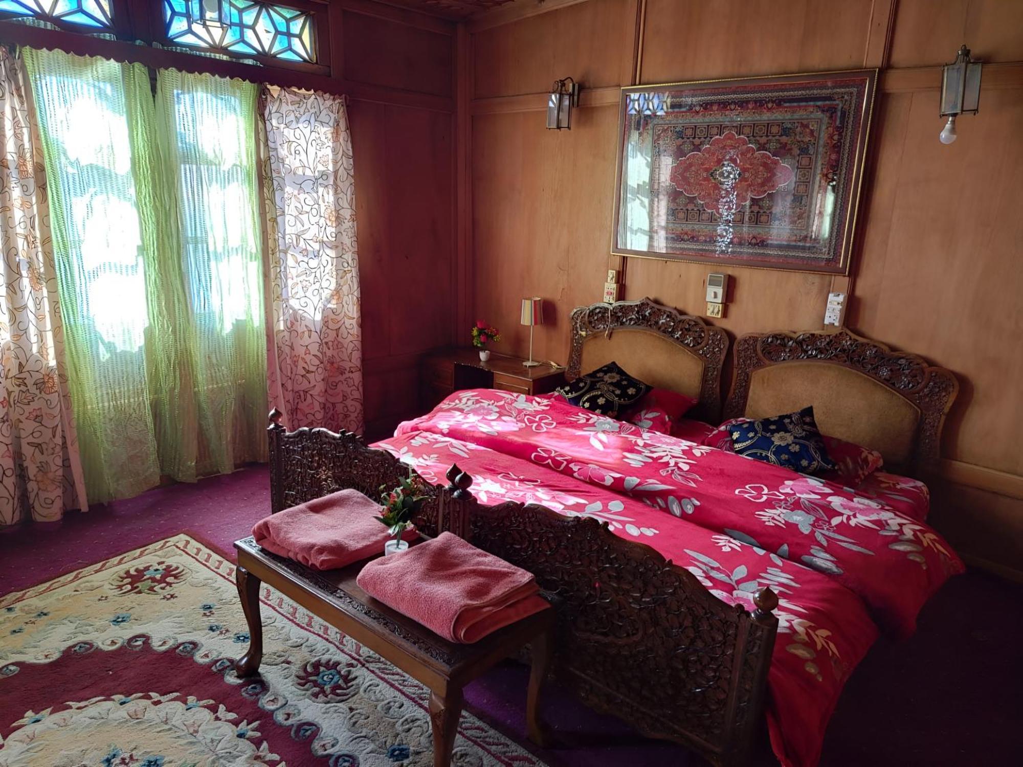 Dilnaaz Group Of Houseboats Hotel Srinagar  Bagian luar foto