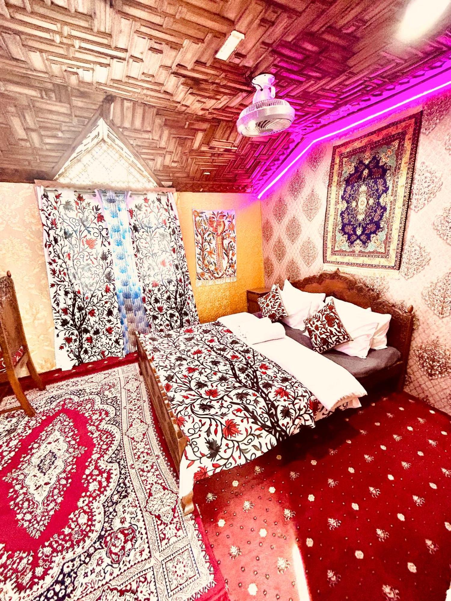 Dilnaaz Group Of Houseboats Hotel Srinagar  Bagian luar foto