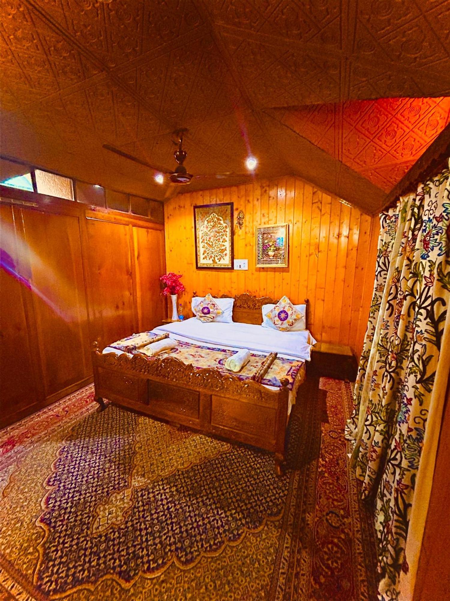 Dilnaaz Group Of Houseboats Hotel Srinagar  Bagian luar foto