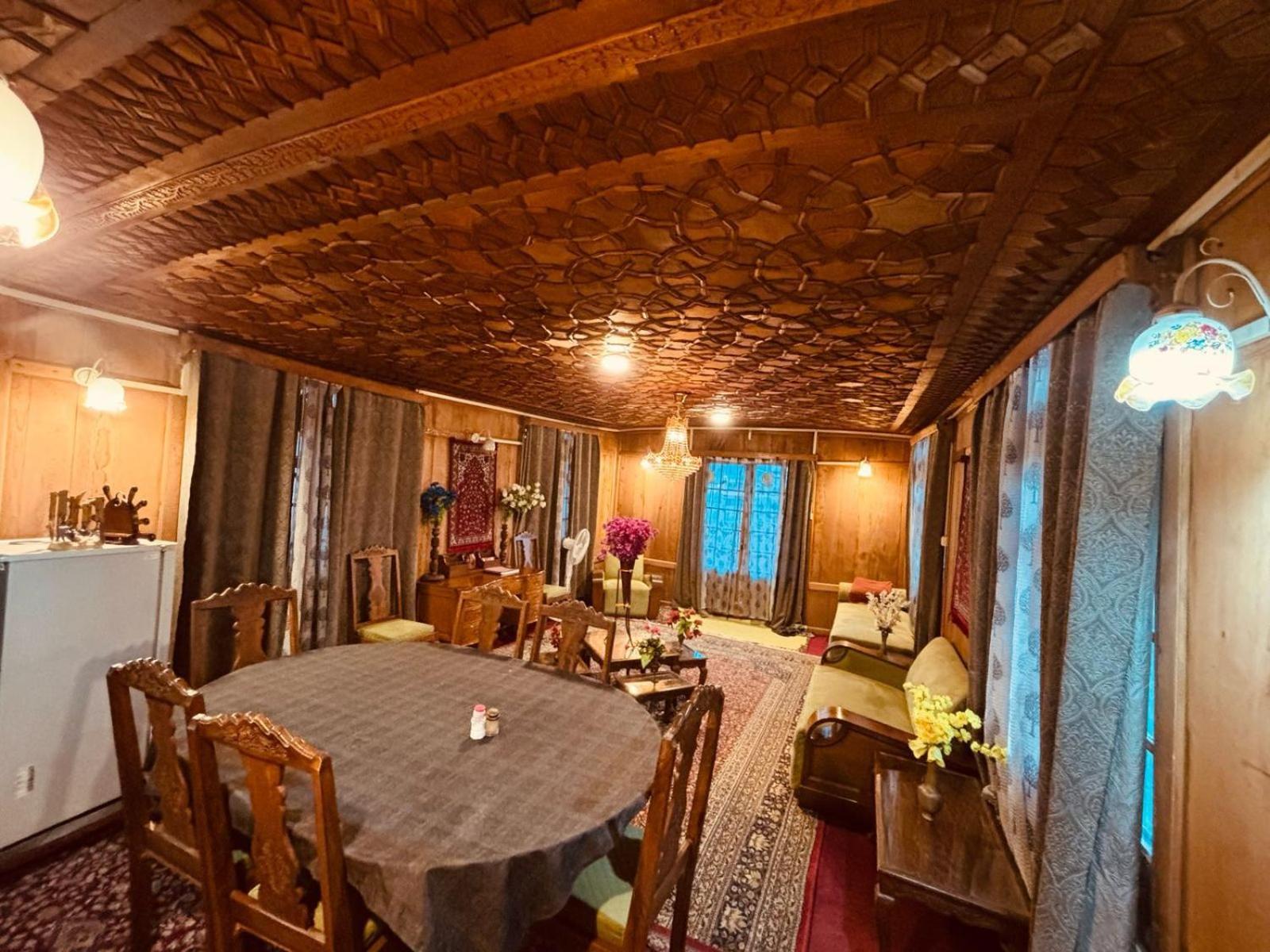 Dilnaaz Group Of Houseboats Hotel Srinagar  Bagian luar foto