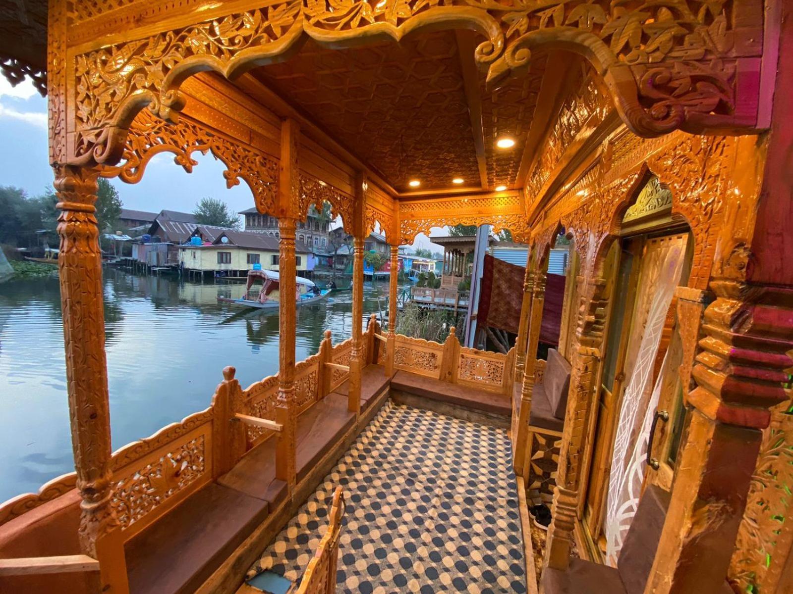 Dilnaaz Group Of Houseboats Hotel Srinagar  Bagian luar foto