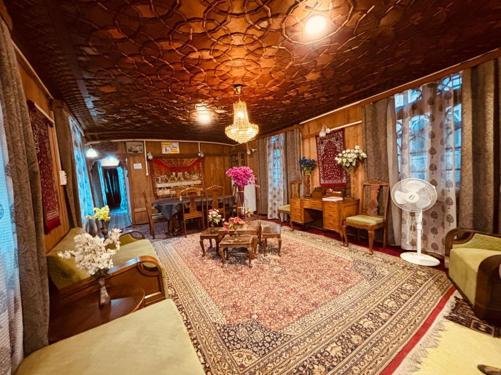 Dilnaaz Group Of Houseboats Hotel Srinagar  Bagian luar foto