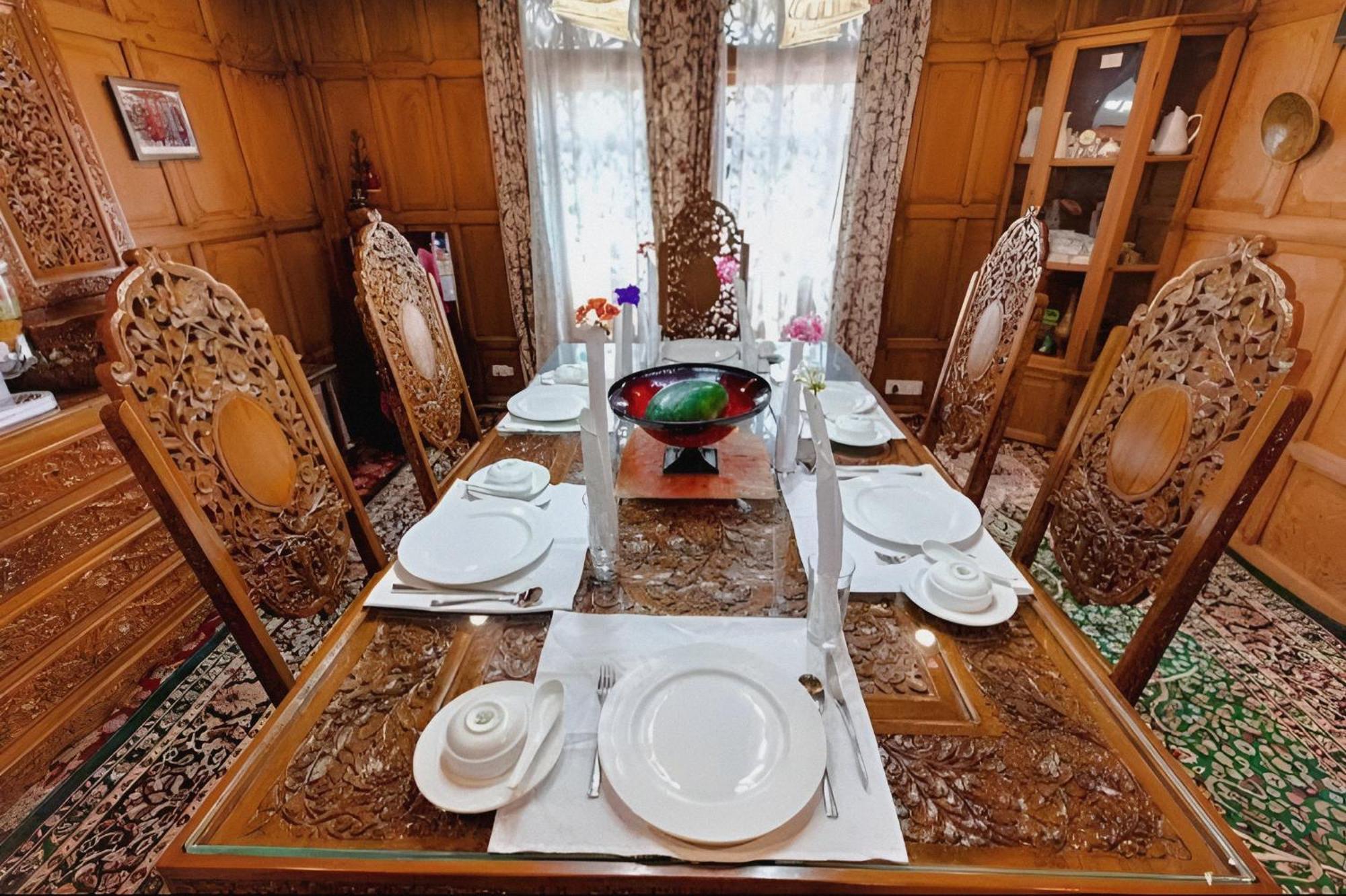 Dilnaaz Group Of Houseboats Hotel Srinagar  Bagian luar foto