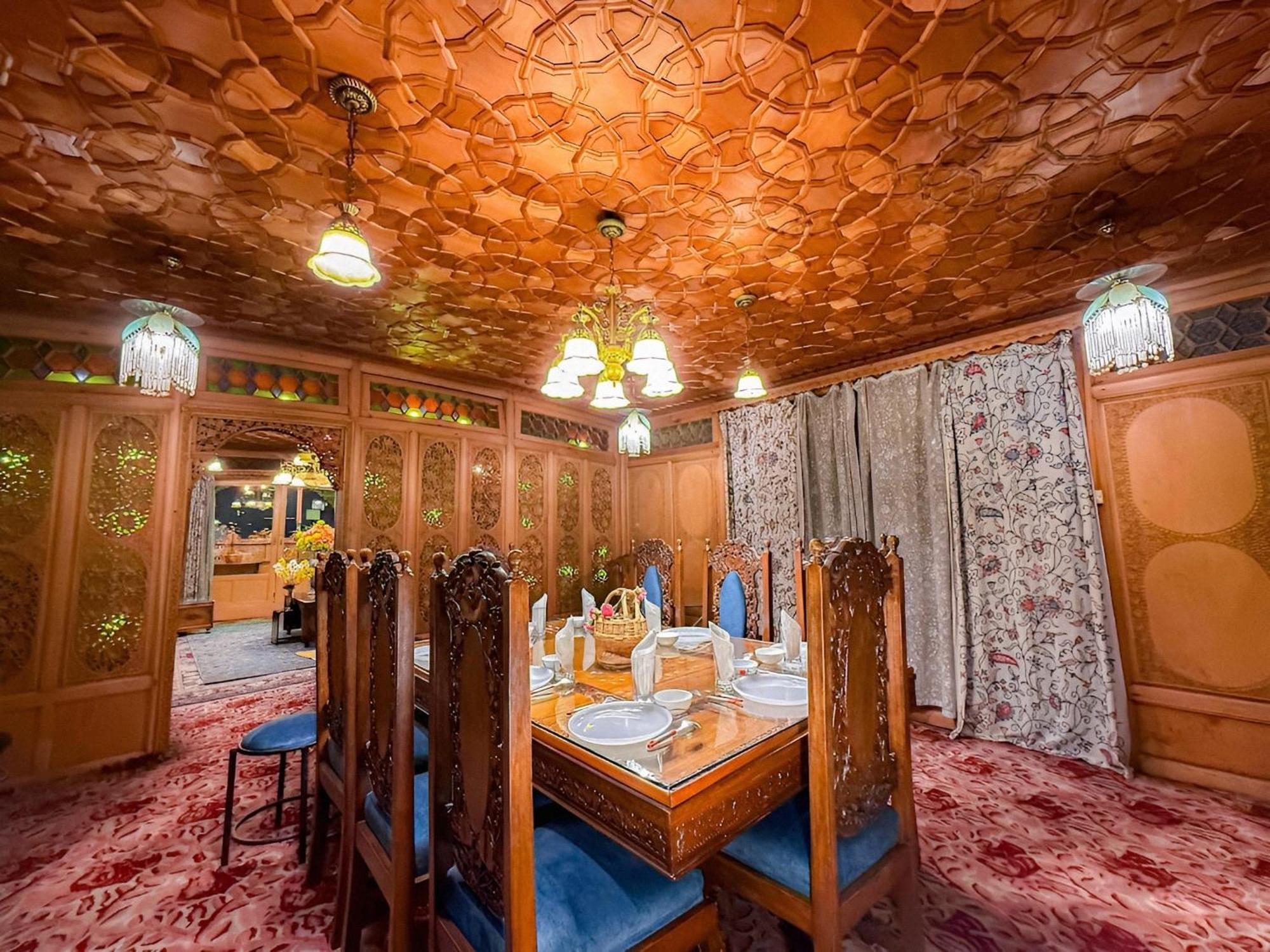 Dilnaaz Group Of Houseboats Hotel Srinagar  Bagian luar foto