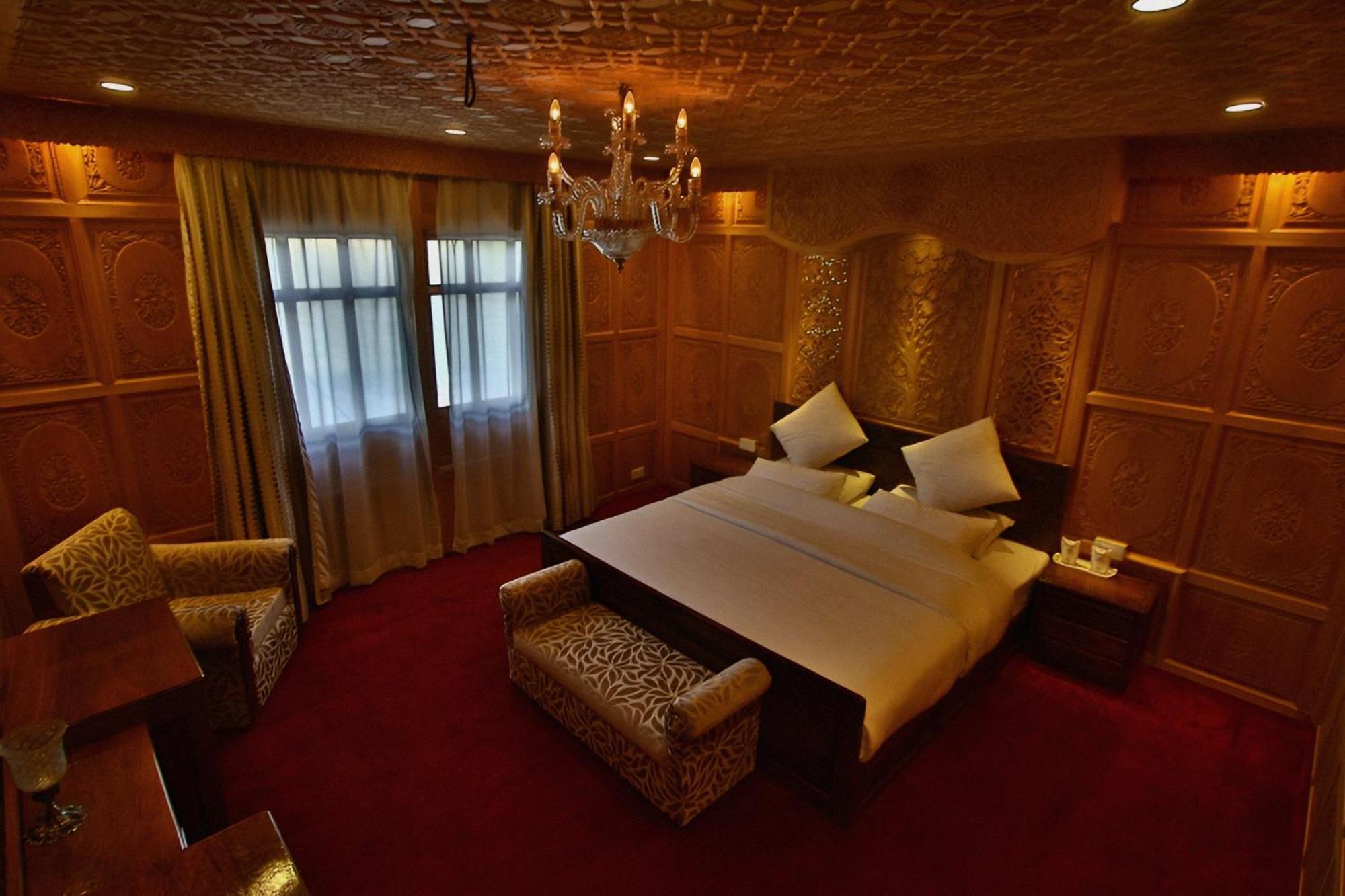 Dilnaaz Group Of Houseboats Hotel Srinagar  Bagian luar foto